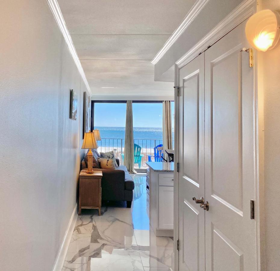 Island Winds East 202 By Albvr - Beautifully Renovated Beachfront Condo & Steps Away From Hangout & More! ガルフ・ショアーズ エクステリア 写真