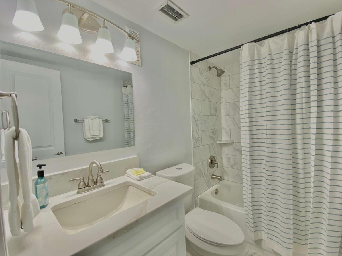 Island Winds East 202 By Albvr - Beautifully Renovated Beachfront Condo & Steps Away From Hangout & More! ガルフ・ショアーズ エクステリア 写真